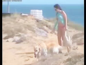 Mulher dando pro dog até ele gozar dentro